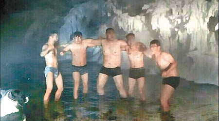 一批中國旅客脫剩內褲，在溫泉中合照。（互聯網圖片）