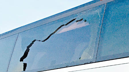 蘋果廠巴的車窗被擊中受損。（互聯網圖片）