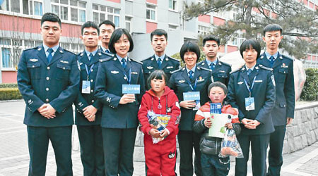 福滿（右三）與姊姊獲安排到公安局反恐特警總隊參觀。