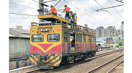 台鐵山佳站有電車纜斷落，台鐵人員在現場搶修。（互聯網圖片）