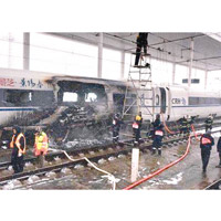 肇事高鐵列車外殼燒穿一個大洞。（互聯網圖片）