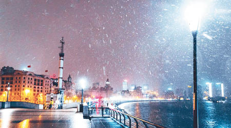 下雪的上海外灘更添詩意。（互聯網圖片）