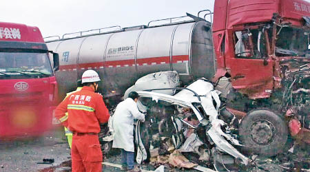 廣西<br>其中一架私家車被撞成一堆廢鐵。（互聯網圖片）