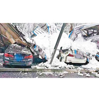 車棚被積雪壓塌，球員的豪車盡毀。（互聯網圖片）