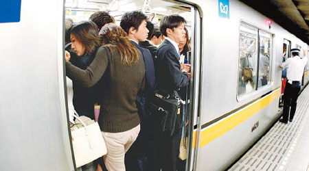 日本列車經常擠滿人。（資料圖片）