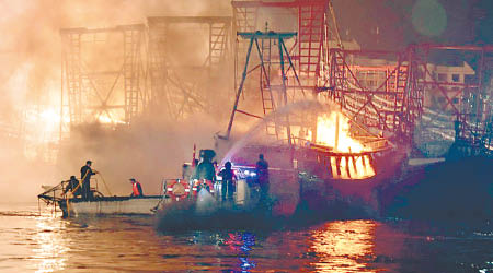 僑港碼頭一漁船起火，消防船開喉灌救。（互聯網圖片）