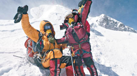 莎拉（右）曾征服珠穆朗瑪峰。（資料圖片）