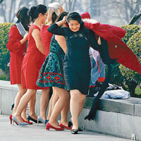 有微電影於嚴寒下在上海外灘取景，女演員拍完後披上大衣禦寒。（中新社圖片）
