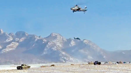 武裝直升機超低空飛行，掩護坦克群快速推動。（互聯網圖片）