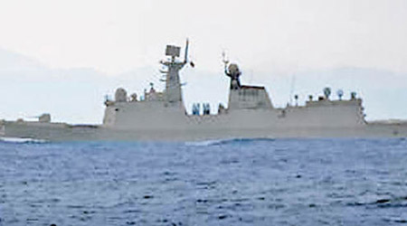解放軍導彈護衞艦荊州號在對馬海峽航行。（互聯網圖片）