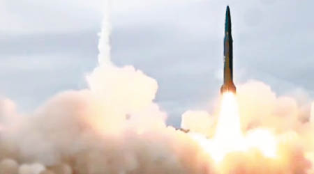 解放軍火箭軍接連發射多枚東風16彈道導彈。（電視畫面）