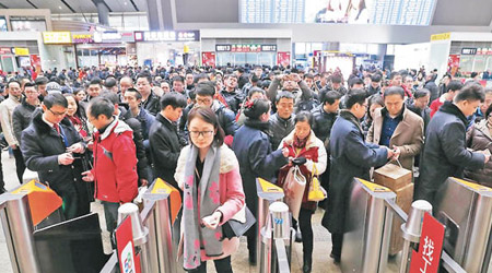 春運期間北京南站旅客眾多。（互聯網圖片）