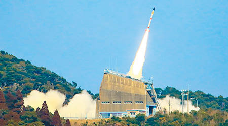 JAXA成功發射全球最小的微型運載火箭SS-520五號機。（互聯網圖片）