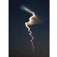 有新疆網民拍到相信是試驗形成的夜光雲。（互聯網圖片）