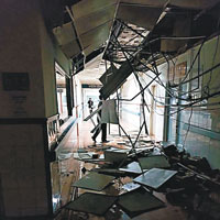 塌天花板<br>醫院大樓內部亦有天花塌下。