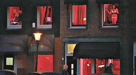 阿姆斯特丹紅燈區吸引不少外國遊客到訪。（資料圖片）