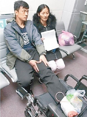 宋男因奮身救妻而左腳受傷。