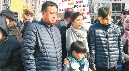 黃哲龍（左）、妻子李香金（後中）與兩名兒子參與抗議。（互聯網圖片）