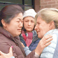 李香金（左）獲當地友人支持，不禁當場落淚。（互聯網圖片）