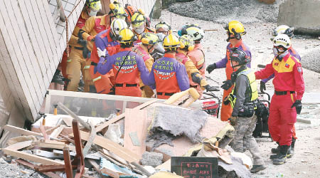 搜救人員運出陸客遺體。（黃江洪攝）