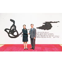 青瓦台藝術品印有漢字「通」，寄語雙方相互理解。
