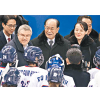 金與正（右一）和金永南（右二）與兩韓女子聯合冰球隊隊員交談。（美聯社圖片）