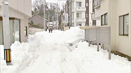 金澤市出現厚厚的積雪。（電視畫面）