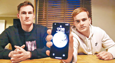 克萊頓（左）的iPhone X，被布徹以Face ID解鎖。（互聯網圖片）