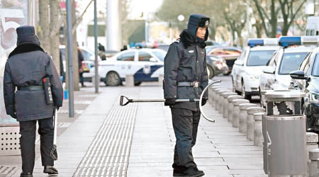 血案後持械警員在大悅城商場外圍戒備。（資料圖片）
