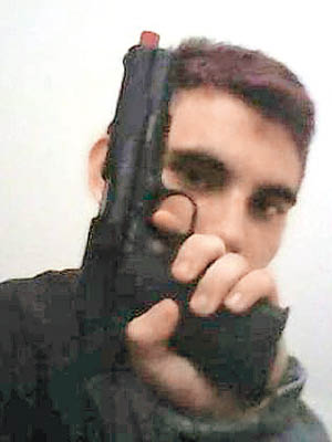 克魯茲在社交網上載手持槍械的照片。（互聯網圖片）