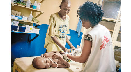 無國界醫生在南蘇丹參與照顧病童。（資料圖片）