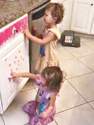 艾拉和林肯拿着紅色印章在廚房亂蓋一通。（互聯網圖片）