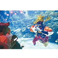 吉隆坡會議中心廣場水族館的潛水員扮財神拜年。（美聯社圖片）