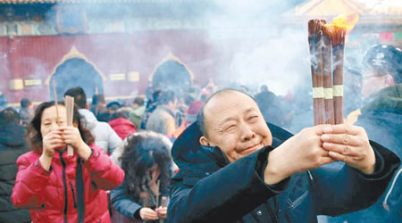 北京雍和宮迎來大批善信，香火鼎盛。（互聯網圖片）