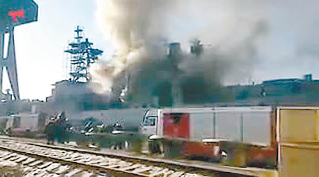反潛驅逐艦發生火警，冒出大量濃煙。（互聯網圖片）