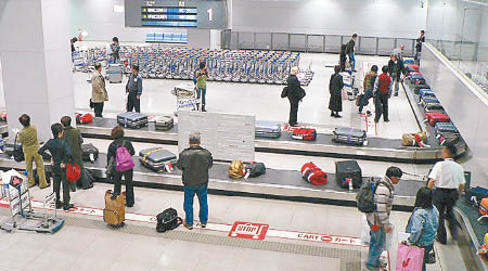 旅客在關西機場丟棄舊行李箱情況嚴重。（互聯網圖片）