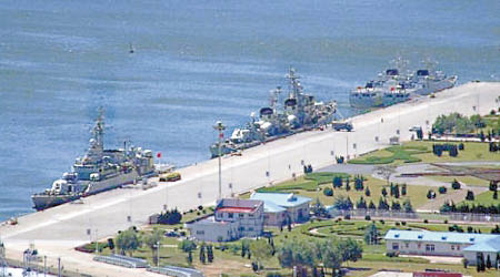 北海艦隊旅順基地停泊多艘軍艦。（互聯網圖片）