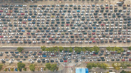 大量等候過海的汽車堵在秀英港及新海港等路段。（互聯網圖片）