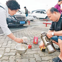 滯留的旅客索性落車，在路邊煮麵吃。（中新社圖片）