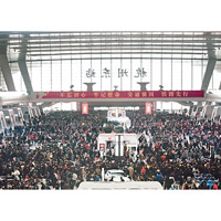 浙江<br>大批旅客在杭州東火車站候車。（互聯網圖片）