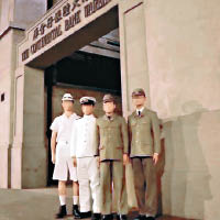 去年四名穿日本軍裝的男子在四行倉庫外合照。
