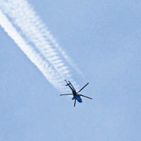 敍利亞政府軍直升機在東古塔投彈。