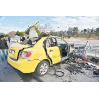 反抗軍炮擊大馬士革，一輛汽車中彈後嚴重損毀。