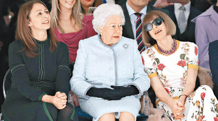 坐在英女王（中）身旁的安娜溫圖爾（右）雙手互握，顯得緊張不自在。