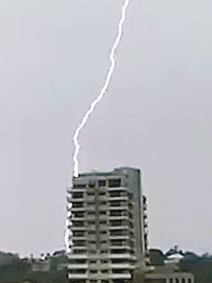 昆士蘭省遭受風暴吹襲，雷電交加。