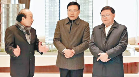 王偉中（右）及陳如桂（左）聽取和研究前海城市新中心建設等工作。（互聯網圖片）