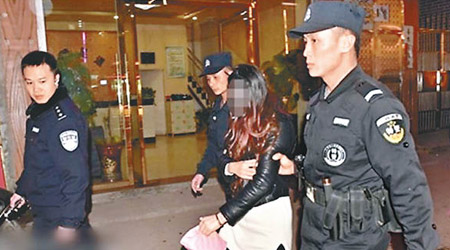 涉賣淫的女子被警員帶走。（互聯網圖片）