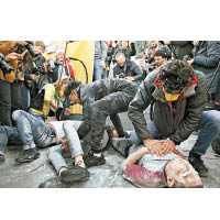 巴黎曾有示威者模擬化武攻擊，抗議敍利亞政府軍的行為。