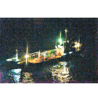 北韓油輪「Chon Ma San號」（右）被拍到與另一艘油輪接舷。（日本防衞省）