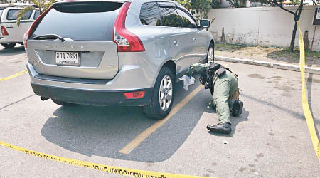 警員檢查車底。（互聯網圖片）